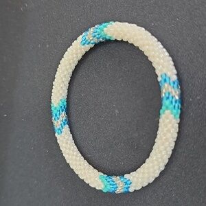 Elegant Beaded Bracelet in White and Blue